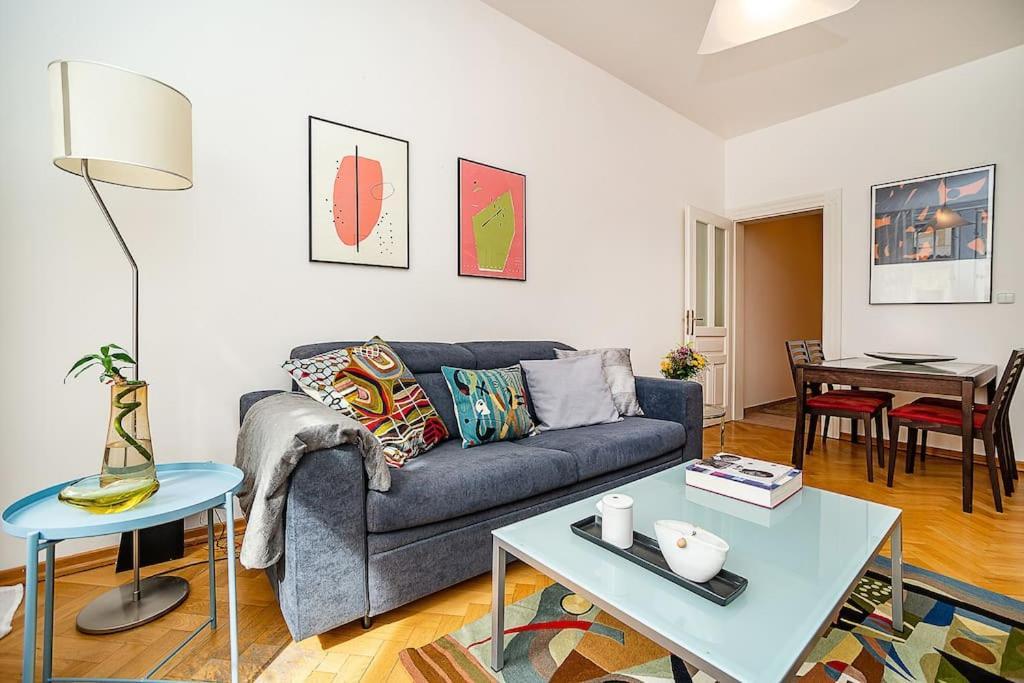 Apartment Charming With Free Garage In Building *