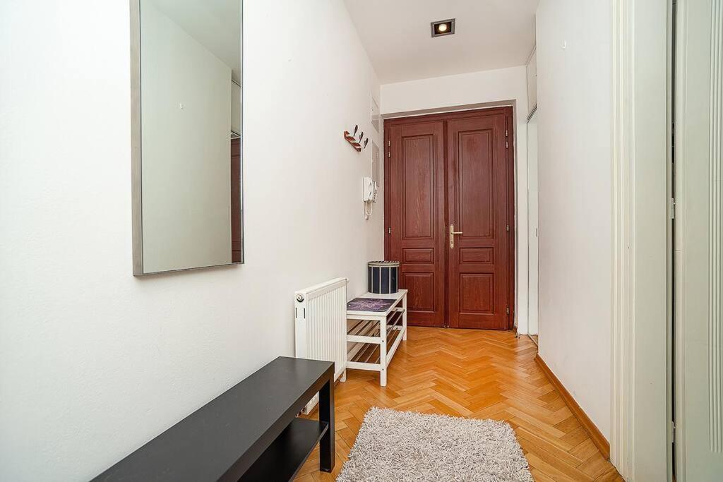 Apartment Charming With Free Garage In Building
