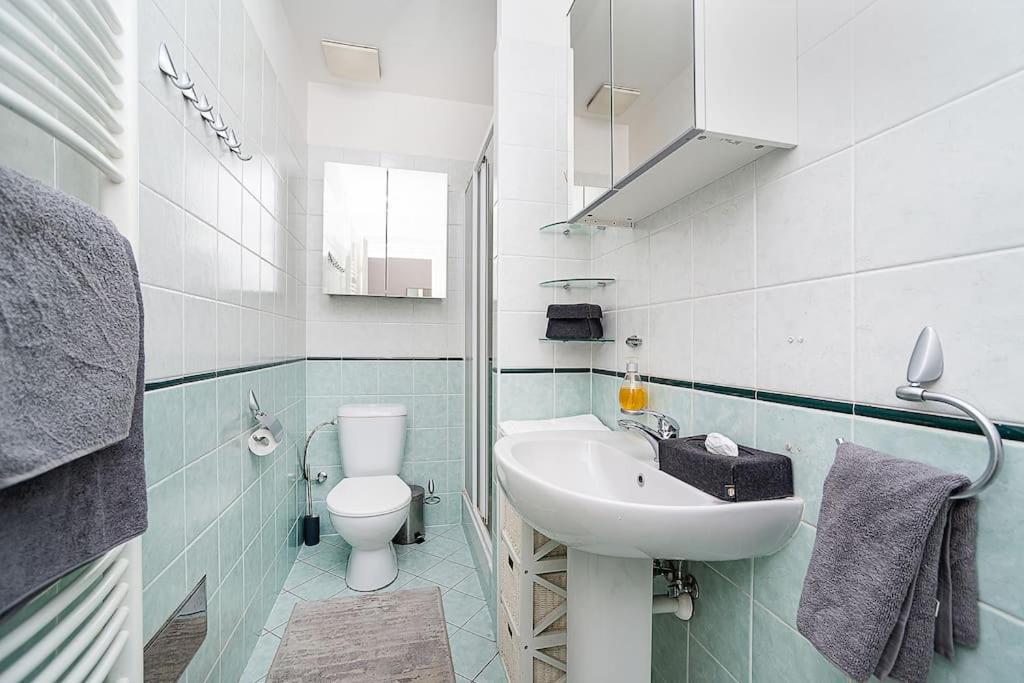 Charming With Free Garage In Building *