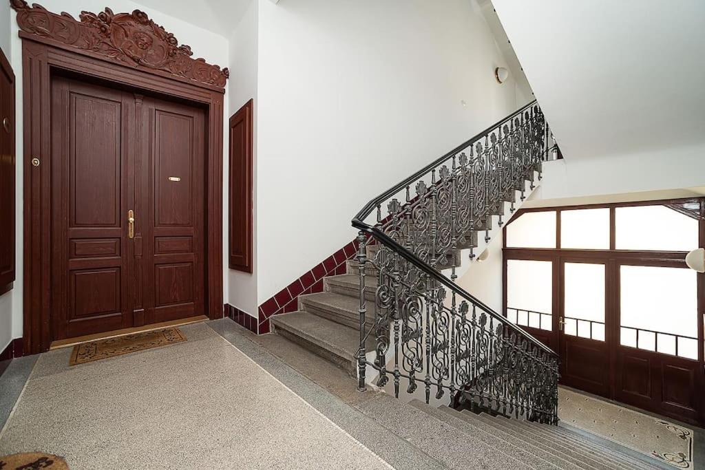 Charming With Free Garage In Building *