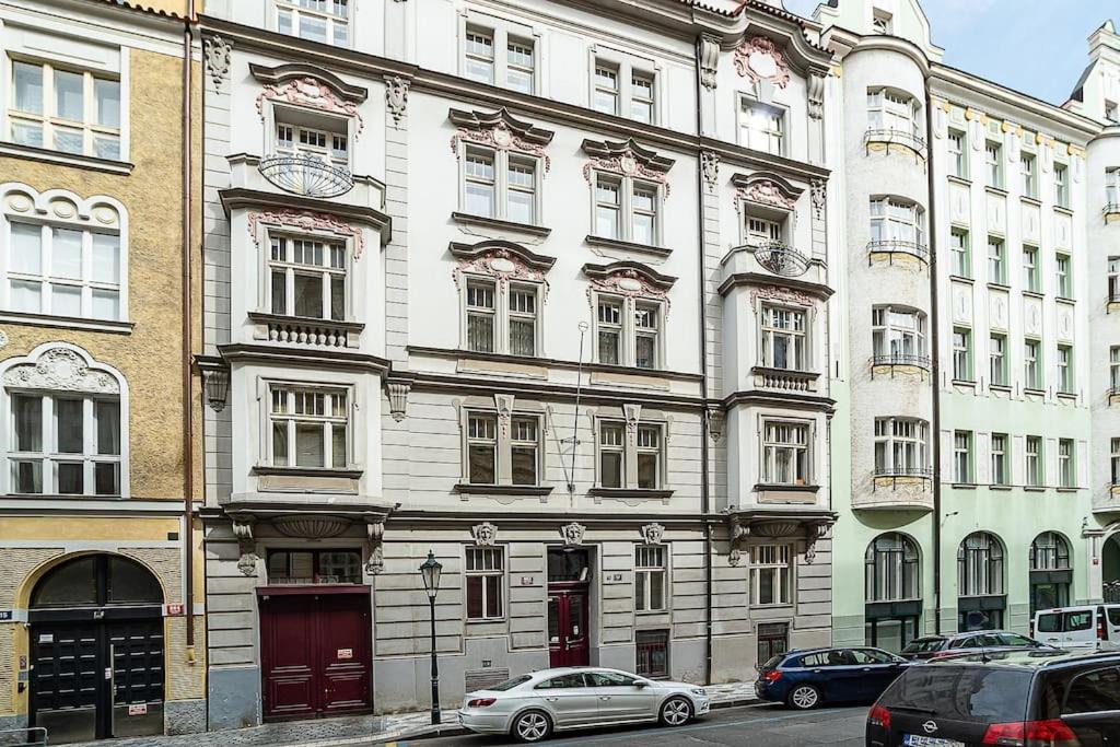 Charming With Free Garage In Building Apartment *