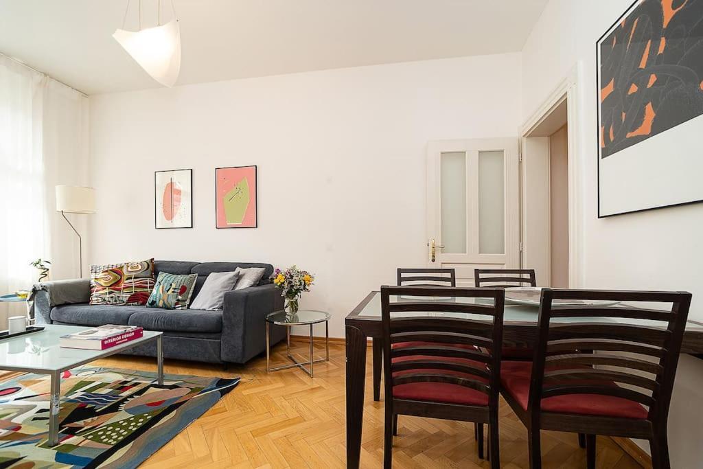 Charming With Free Garage In Building Prague