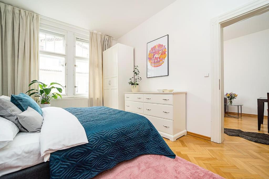 Charming With Free Garage In Building